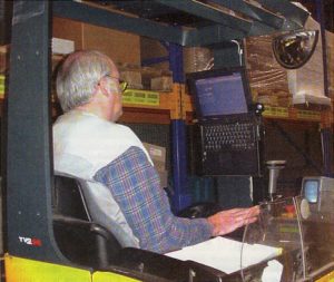 Staplerfahrer mit Laptop