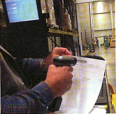 Bild 2: Die Daten, die der Staplerfahrer einscannt, nimmt ein Funkhandscanner auf und leitet sie an ein am Gabelstapler angebrachtes Notebook weiter