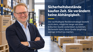 Man in a navy blazer smiling with folded arms in a warehouse; large blue banner with German text about safety stock strategy.